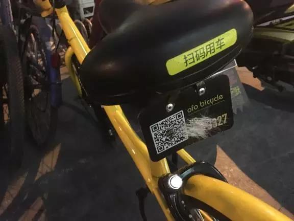 我猜刘晓峰(化名)并不是个脾气暴躁的人,因为在北京方庄家乐福门口自行车停放处见到此人时,他还语气平和的与另一端朋友聊着天。两分钟过后,他嘟囔了起来,甚至开始破口大骂。