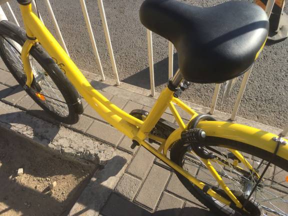 我猜刘晓峰(化名)并不是个脾气暴躁的人,因为在北京方庄家乐福门口自行车停放处见到此人时,他还语气平和的与另一端朋友聊着天。两分钟过后,他嘟囔了起来,甚至开始破口大骂。