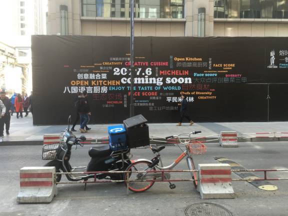 我猜刘晓峰(化名)并不是个脾气暴躁的人,因为在北京方庄家乐福门口自行车停放处见到此人时,他还语气平和的与另一端朋友聊着天。两分钟过后,他嘟囔了起来,甚至开始破口大骂。