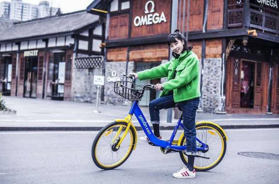 我猜刘晓峰(化名)并不是个脾气暴躁的人,因为在北京方庄家乐福门口自行车停放处见到此人时,他还语气平和的与另一端朋友聊着天。两分钟过后,他嘟囔了起来,甚至开始破口大骂。