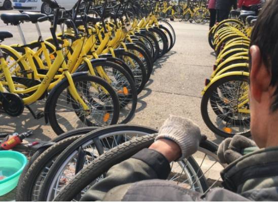 我猜刘晓峰(化名)并不是个脾气暴躁的人,因为在北京方庄家乐福门口自行车停放处见到此人时,他还语气平和的与另一端朋友聊着天。两分钟过后,他嘟囔了起来,甚至开始破口大骂。