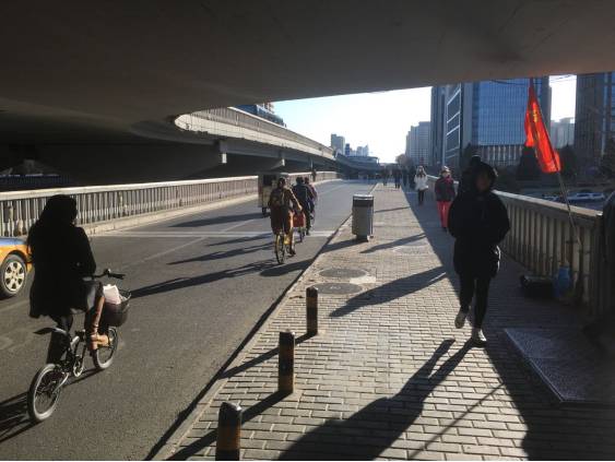 我猜刘晓峰(化名)并不是个脾气暴躁的人,因为在北京方庄家乐福门口自行车停放处见到此人时,他还语气平和的与另一端朋友聊着天。两分钟过后,他嘟囔了起来,甚至开始破口大骂。