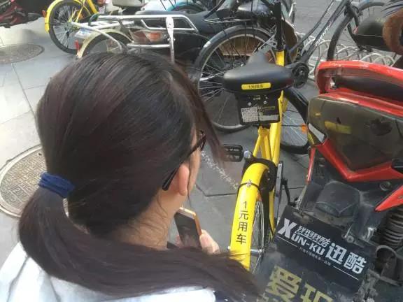 我猜刘晓峰(化名)并不是个脾气暴躁的人,因为在北京方庄家乐福门口自行车停放处见到此人时,他还语气平和的与另一端朋友聊着天。两分钟过后,他嘟囔了起来,甚至开始破口大骂。