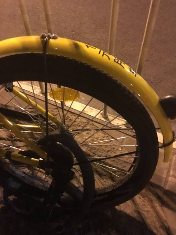 我猜刘晓峰(化名)并不是个脾气暴躁的人,因为在北京方庄家乐福门口自行车停放处见到此人时,他还语气平和的与另一端朋友聊着天。两分钟过后,他嘟囔了起来,甚至开始破口大骂。