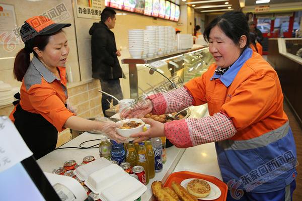 张家口怀来免费早餐温暖环卫工